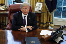 將圖片載入圖庫檢視器 The Red Button on the President‘s Table - But Not for Nukes
