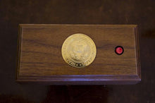 將圖片載入圖庫檢視器 The Red Button on the President‘s Table - But Not for Nukes
